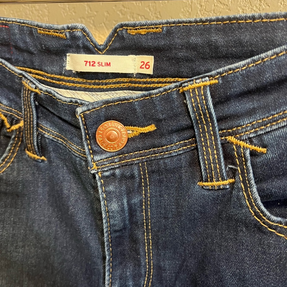 Women’s Levi jeans dark wash mid to low rise